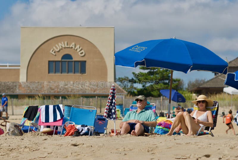 Stara para Relaksuje na plaży obrazy stock Stara para Relaksuje na plaży obrazy stock