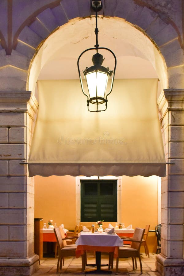 Stara tradycyjna restauracja w Corfu miasteczku zdjęcia stock Stara tradycyjna restauracja w Corfu miasteczku zdjęcia stock