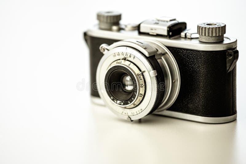 Stara vingtage kamera z kopii przestrzenią obrazy stock Stara vingtage kamera z kopii przestrzenią obrazy stock