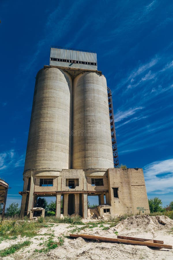 Stara winda opuszczonej rośliny wapiennej fotografia royalty free