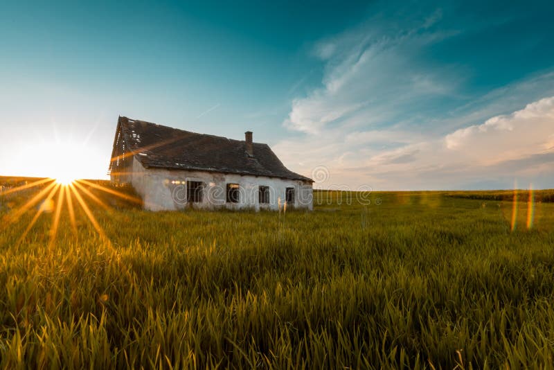 Stara zaniechana stajnia w grainfield zdjęcie stock Stara zaniechana stajnia w grainfield zdjęcie stock