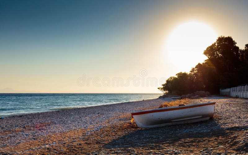 Stara łódź rybacka na plaży morze śródziemnomorskie zdjęcia royalty free Stara łódź rybacka na plaży morze śródziemnomorskie zdjęcia royalty free