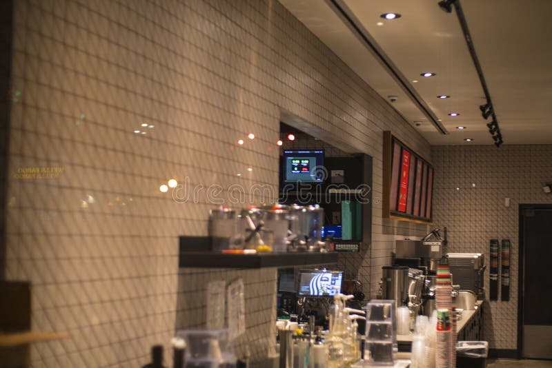 Starbucks kaffevy inuti disken genom ett fönster arkivfoton