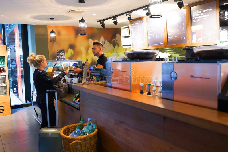 Starbucks-cafés interiör arkivfoto