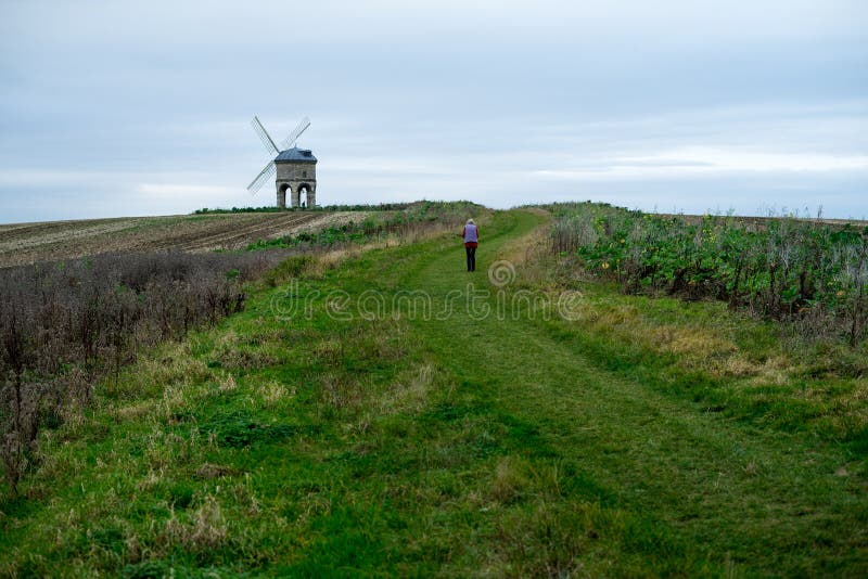 Stare kobiety chodzą, by zobaczyć historyczną architekturę Imperium Rzymskiego 'Chesteron Windmill w Wielkiej Brytanii' zdjęcia stock