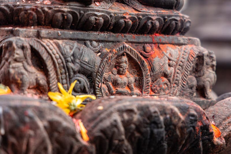 Stare, starożytne budowle kamienne o skomplikowanych szczegółach posągu Hinduskich bogów i bogiń wyrzeźbionych w Stupie Swayambhu