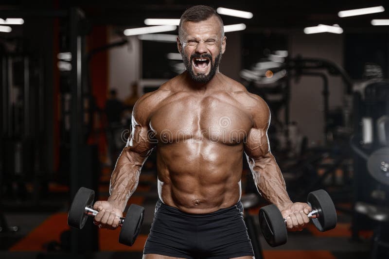 Starego brutalnego silnego bodybuilder sportowi mężczyzna pompuje up mięśni wi fotografia royalty free Starego brutalnego silnego bodybuilder sportowi mężczyzna pompuje up mięśni wi fotografia royalty free