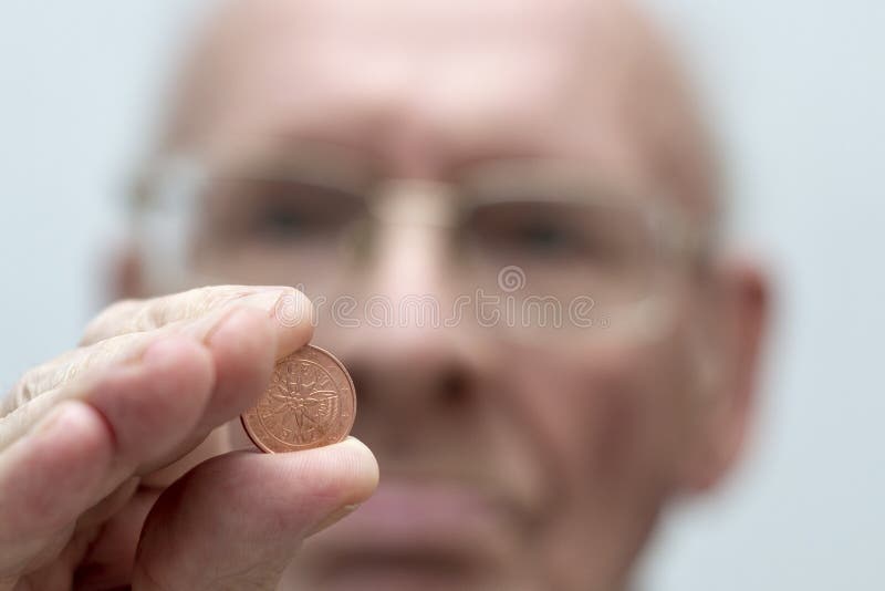 Starego cz?owieka chwyty w jego r?ce moneta dwa euro cent zdjęcie stock Starego cz?owieka chwyty w jego r?ce moneta dwa euro cent zdjęcie stock