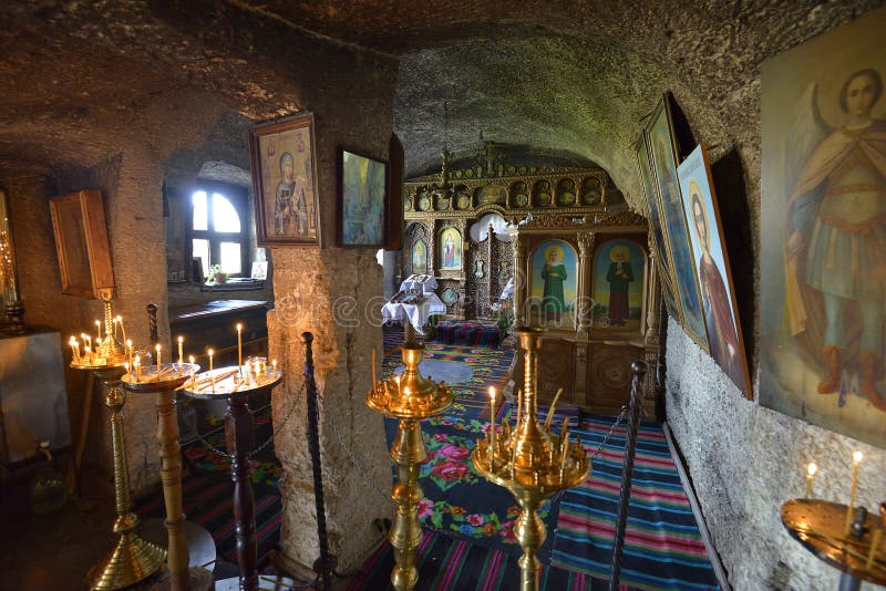 Starego Orhei dziejowy i archeologiczny comple. Stary Orhei jest sławny dla swój jama monasterów Teren był idealny dla monastycyzmu w wczesnej Chrześcijańskiej społeczności Ja odizolowywał od światu zewnętrznego W tamte dniach, ja jest ewentualny samochód, gdy chrześcijanie przychodzili ten ziemia, że skały byli jaskiniowe