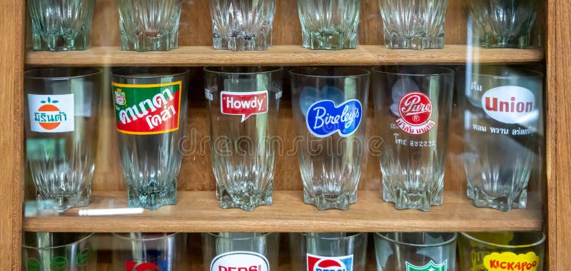 Starej premii popularni sody, napoju gatunku szk?a w drewnianej pokaz p??ce/ zdjęcia stock Starej premii popularni sody, napoju gatunku szk?a w drewnianej pokaz p??ce/ zdjęcia stock