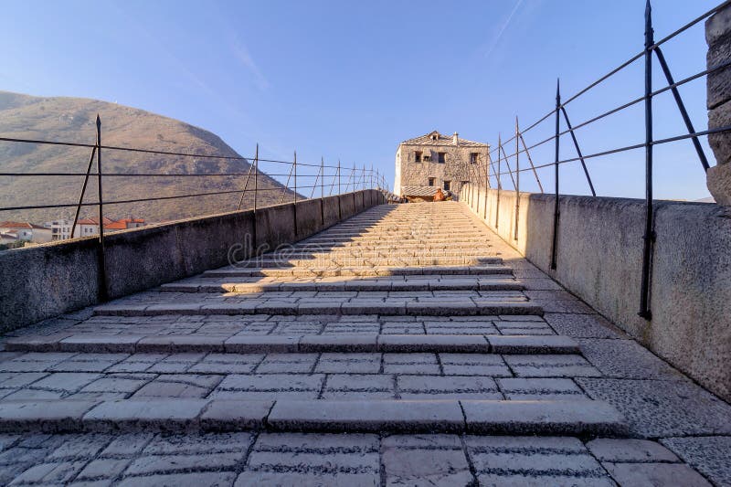 Stari de Meeste Oude die Brug op de stad van het bruglandschap van Mostar in Bosnië - Herzegovina opnieuw op wordt gebouwd royalty-vrije stock foto's Stari de Meeste Oude die Brug op de stad van het bruglandschap van Mostar in Bosnië - Herzegovina opnieuw op wordt gebouwd royalty-vrije stock foto's