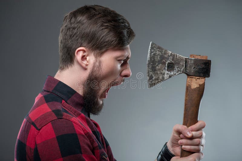 Stark ung man med den konstiga skarpa handyxan arkivfoto Stark ung man med den konstiga skarpa handyxan arkivfoto