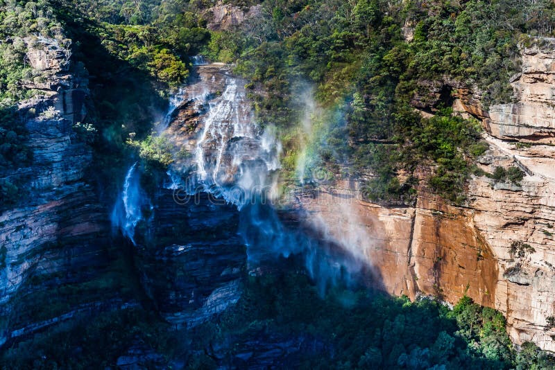 Stark vind förhindrar Katoomba nedgångar från att falla ner Bl?ttbergnationalpark, NSW, Australien arkivbild Stark vind förhindrar Katoomba nedgångar från att falla ner Bl?ttbergnationalpark, NSW, Australien arkivbild