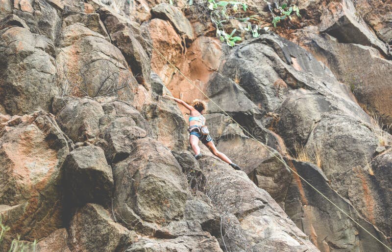 Starka kvinnor som klättrar upp i en bergvägg i en kanyon - träning utomhus i klimat - Resor, adrenalin och extremt farligt idrot fotografering för bildbyråer Starka kvinnor som klättrar upp i en bergvägg i en kanyon - träning utomhus i klimat - Resor, adrenalin och extremt farligt idrot fotografering för bildbyråer