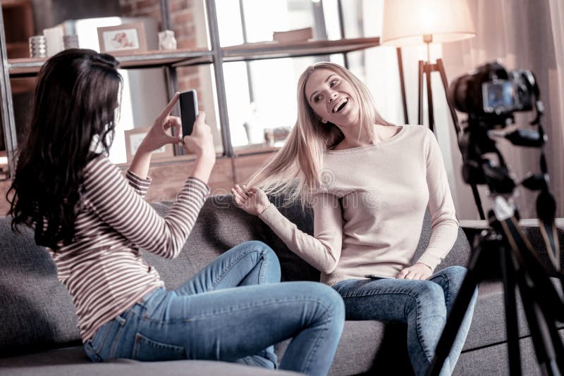 Starke Frau, die ihren Freund fotografiert stockfoto Starke Frau, die ihren Freund fotografiert stockfoto