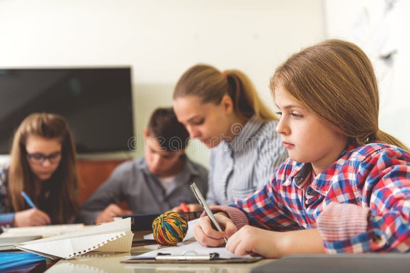 Starke Jugendliche Im Hellen Klassenzimmer Stockbild Bild Von übung