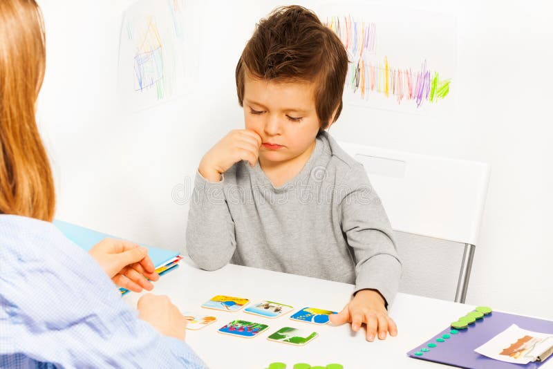 Starke Jungenspiele, die bei Tisch Spiel entwickeln lizenzfreies stockfoto Starke Jungenspiele, die bei Tisch Spiel entwickeln lizenzfreies stockfoto