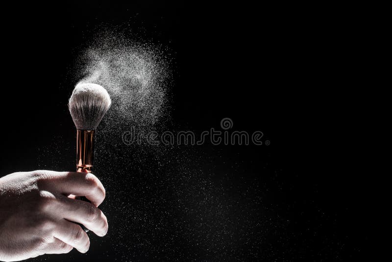 Starke schwarze B?rste in der Bewegung und in losen Pulverpartikeln herum zerstreut stockfotografie Starke schwarze B?rste in der Bewegung und in losen Pulverpartikeln herum zerstreut stockfotografie