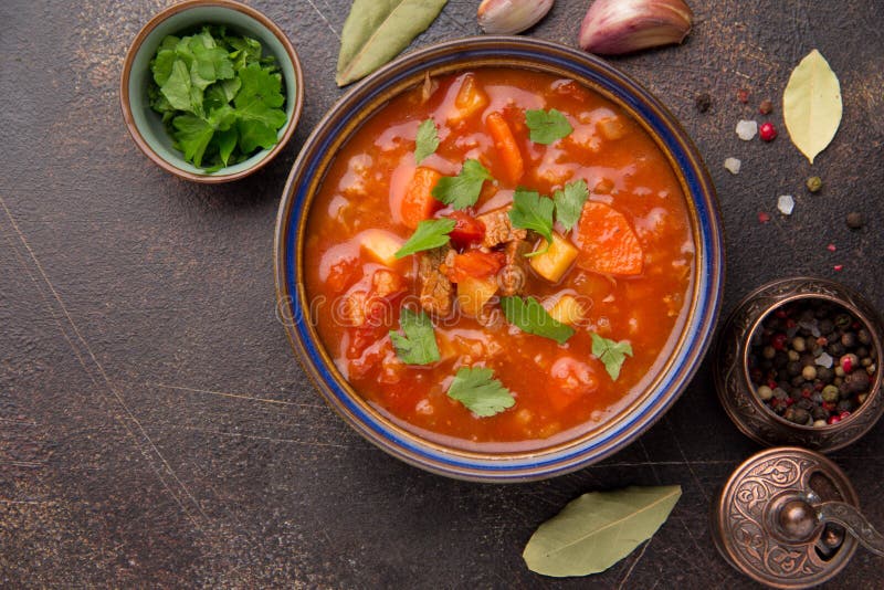 Starke Tomatensuppe mit Fleisch, Getreide und Gem?se Traditionelle orientalische K?che, w?rziges Eintopfgericht mit Rindfleisch o lizenzfreies stockbild Starke Tomatensuppe mit Fleisch, Getreide und Gem?se Traditionelle orientalische K?che, w?rziges Eintopfgericht mit Rindfleisch o lizenzfreies stockbild