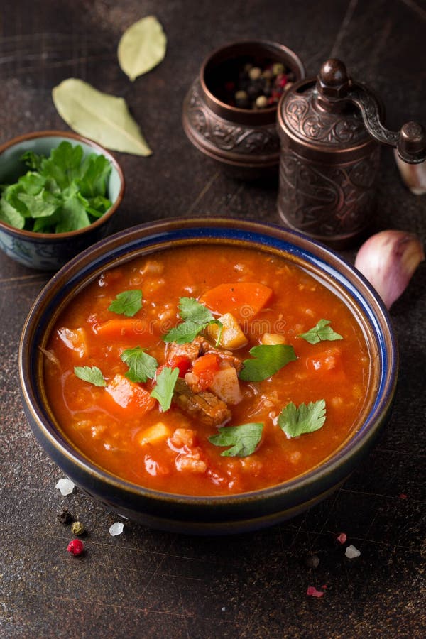 Starke Tomatensuppe mit Fleisch, Getreide und Gem?se Traditionelle orientalische K?che, w?rziges Eintopfgericht mit Rindfleisch o stockbild Starke Tomatensuppe mit Fleisch, Getreide und Gem?se Traditionelle orientalische K?che, w?rziges Eintopfgericht mit Rindfleisch o stockbild