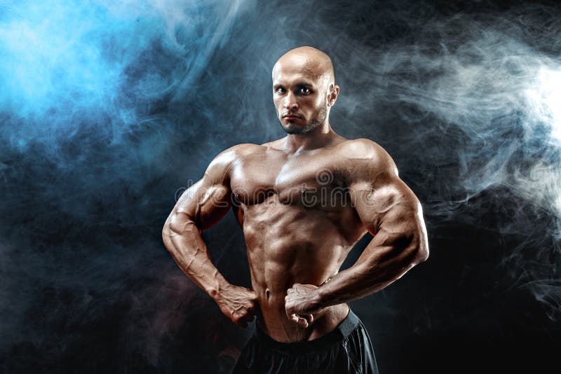 Starker Bodybuildermann mit perfekter ABS, Schultern, Bizeps, Trizeps, Kasten stockbild Starker Bodybuildermann mit perfekter ABS, Schultern, Bizeps, Trizeps, Kasten stockbild