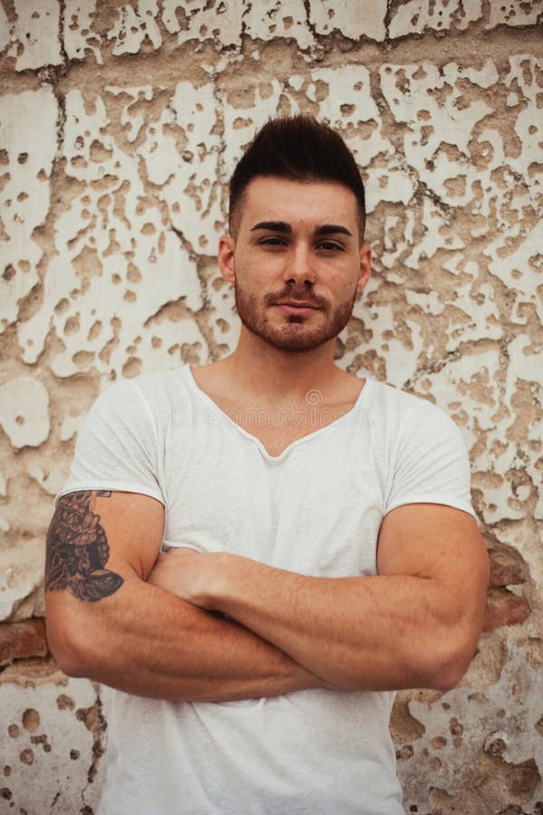 Starker Kerl mit Armen den mit Muskeln stockfoto Starker Kerl mit Armen den mit Muskeln stockfoto