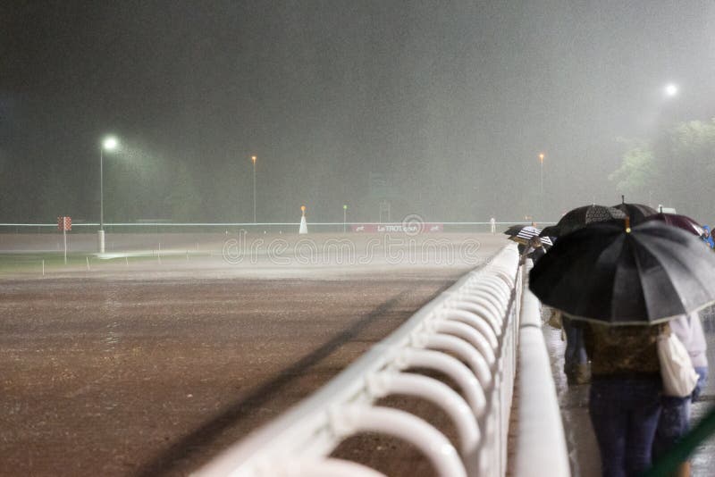 Starker Regen auf einem Hippodrom Starker Regen auf einem Hippodrom