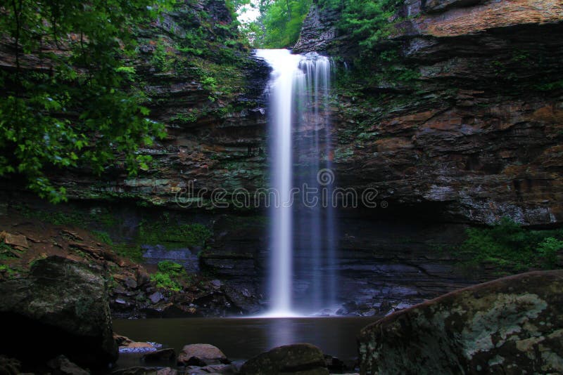 Starker tiefer Holz-Schlucht-Wasserfall