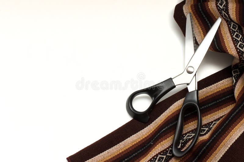 Starkes Braun kopierte das Gewebe und nähende Scheren, die auf weißem Hintergrund lokalisiert wurden Kopieren Sie Platz lizenzfreie stockbilder Starkes Braun kopierte das Gewebe und nähende Scheren, die auf weißem Hintergrund lokalisiert wurden Kopieren Sie Platz lizenzfreie stockbilder