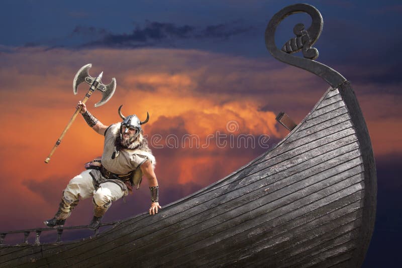 Starkes verärgertes bärtiges Viking mit dem Axtspringen
