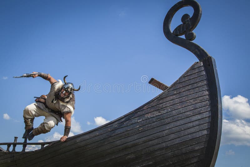 Starkes Viking, das von seinem Schiff zum Angriff springt