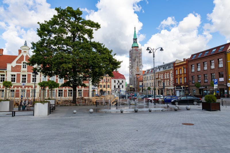 Starogard Gdanski, pomorskie/Polônia-setembro, 19 2019: Casas velhas de abrigo na praça do mercado em uma pequena cidade Centro d imagens de stock Starogard Gdanski, pomorskie/Polônia-setembro, 19 2019: Casas velhas de abrigo na praça do mercado em uma pequena cidade Centro d imagens de stock