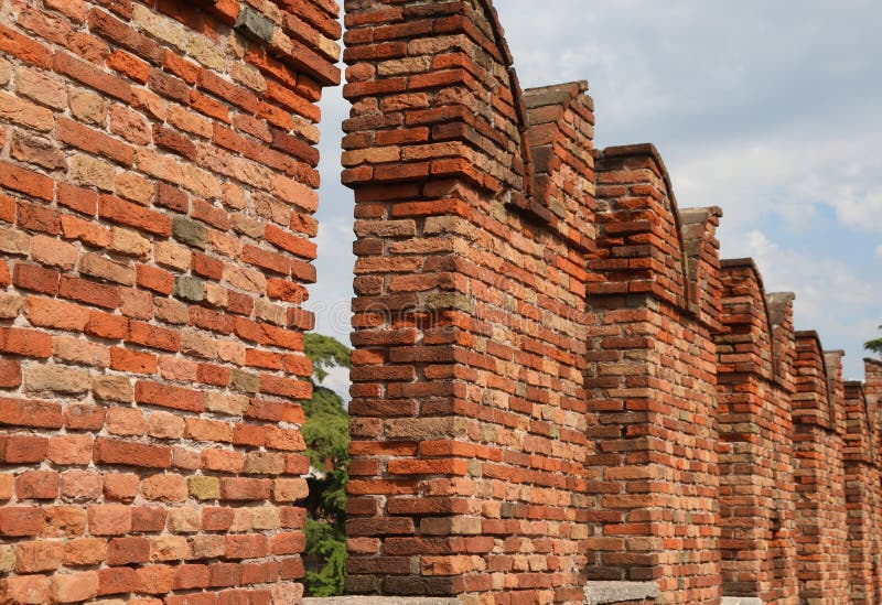 Starożytne pancerze z krenelacjami na ścianie wykonane ze starych cegieł