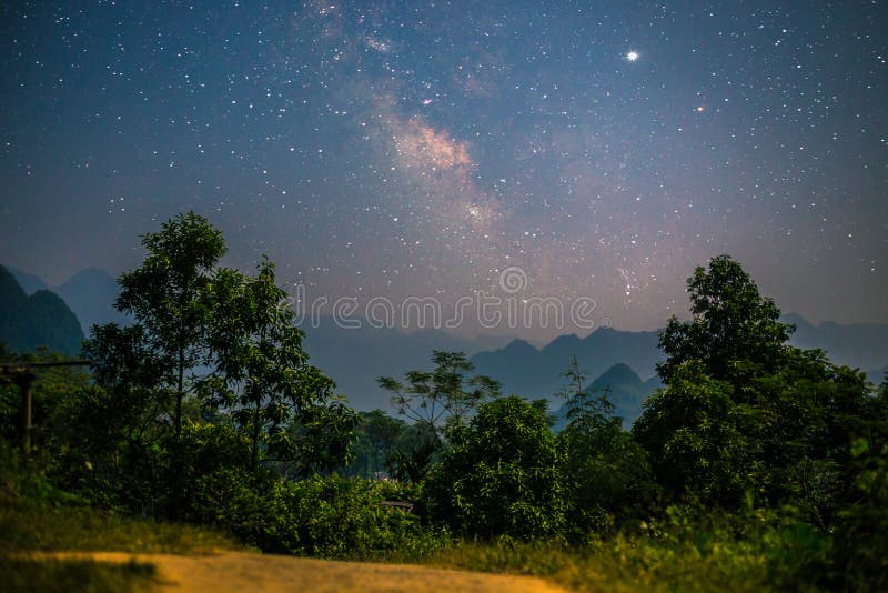 A estrellas brillar claramente en largo tiempo en.