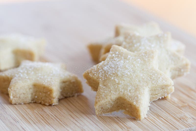 Starshaped Christmas cookies with sugar