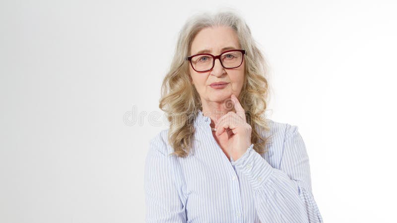 Starsza biznesowa kobieta z eleganckimi szkłami i zmarszczenie stawiamy czoło na białym tle Dojrzała zdrowa dama kosmos kopii sen zdjęcia stock Starsza biznesowa kobieta z eleganckimi szkłami i zmarszczenie stawiamy czoło na białym tle Dojrzała zdrowa dama kosmos kopii sen zdjęcia stock
