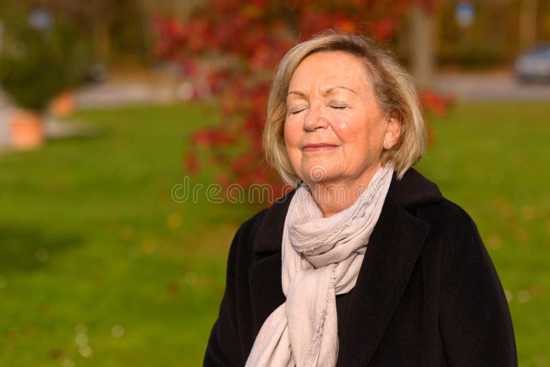 Starsza kobieta cieszy się pokojowego moment