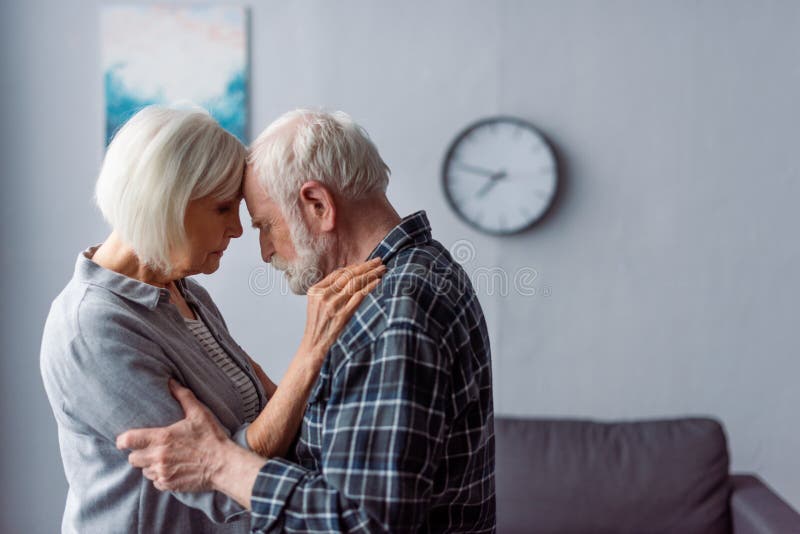 Starsza kobieta i mąż z demencją