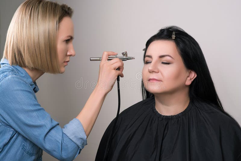 Starsza kobieta robi makeup w piękno salonie Makeup z lotniczym muśnięciem Profesjonalista uzupełniał dla dojrzałych kobiet Makeu fotografia stock Starsza kobieta robi makeup w piękno salonie Makeup z lotniczym muśnięciem Profesjonalista uzupełniał dla dojrzałych kobiet Makeu fotografia stock