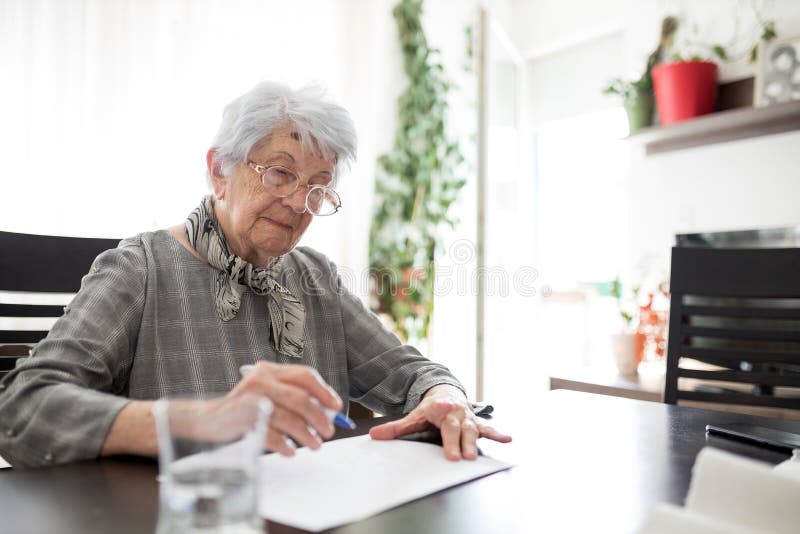 Starsza kobieta zajmująca się chorobą alzheimera lub demencją zegar samonapędzający test samooceny