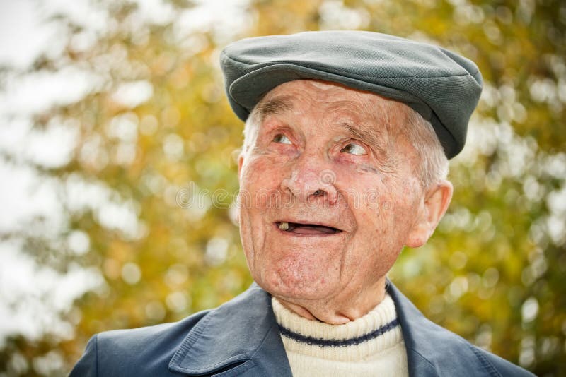 Starsze osoby obsługują w kapeluszu