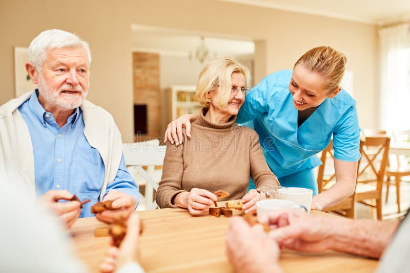 Starsze osoby opieka dba dla seniorów dobierają się z demencją