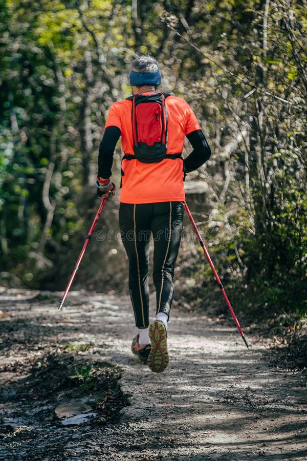 Starszego atleta mężczyzna działający halny maraton wzdłuż lasowego śladu zdjęcia stock Starszego atleta mężczyzna działający halny maraton wzdłuż lasowego śladu zdjęcia stock