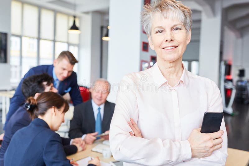 Starszego bizneswomanu trwanie jaźń ufna obrazy stock Starszego bizneswomanu trwanie jaźń ufna obrazy stock