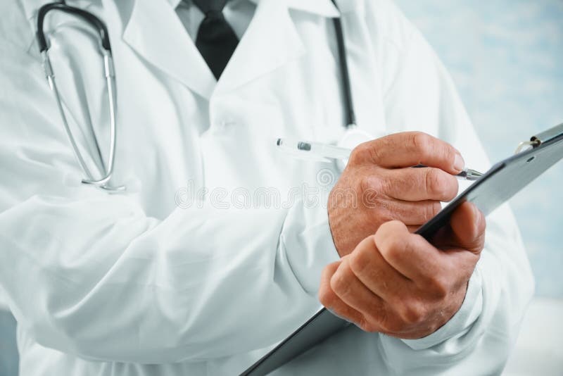 Starszego mężczyzna lekarka pisze książeczkach zdrowia obrazy stock Starszego mężczyzna lekarka pisze książeczkach zdrowia obrazy stock
