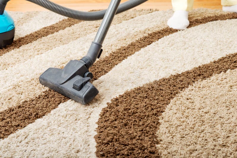 Starszej kobiety vacuuming dywan w domu zdjęcie stock Starszej kobiety vacuuming dywan w domu zdjęcie stock