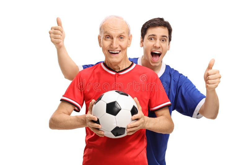 Starszy mienie futbol z młodym człowiekiem trzyma jego aprobaty obraz stock Starszy mienie futbol z młodym człowiekiem trzyma jego aprobaty obraz stock