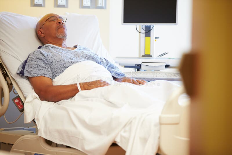 Starszy Męski Cierpliwy Odpoczywać W łóżku szpitalnym