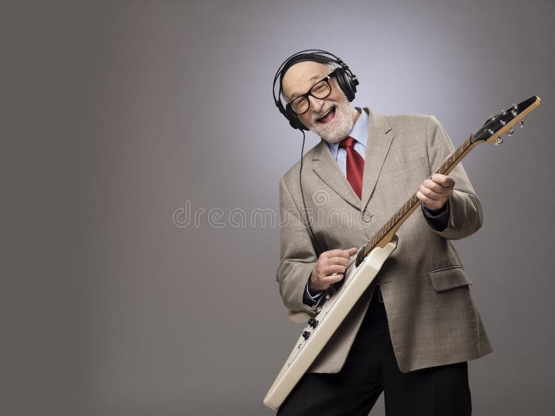 Starszy mężczyzna bawić się gitarę elektryczną fotografia stock Starszy mężczyzna bawić się gitarę elektryczną fotografia stock