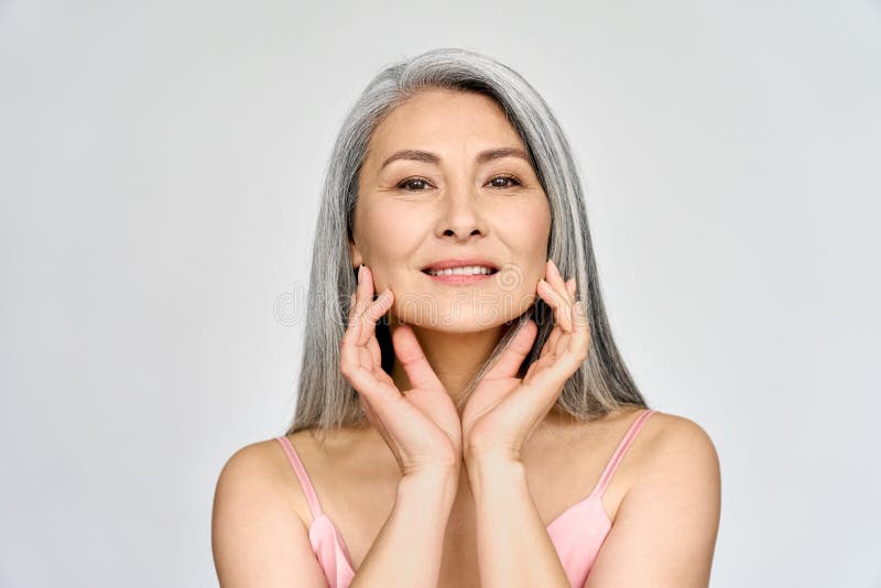 Starszy, szczęśliwy, dojrzały, azjatycki portret głowy. reklama dotycząca pielęgnacji skóry.